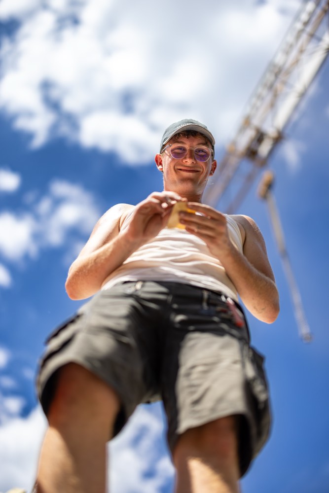 Zimmerer der Zimmerei Oswald bei der Arbeit