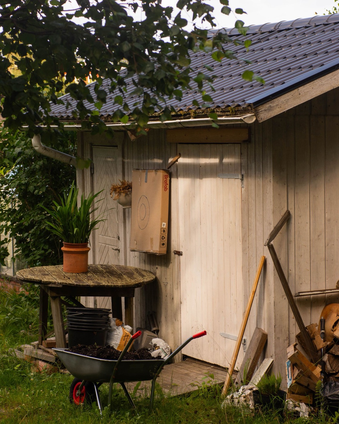 Gartenhütte und Holzzaun