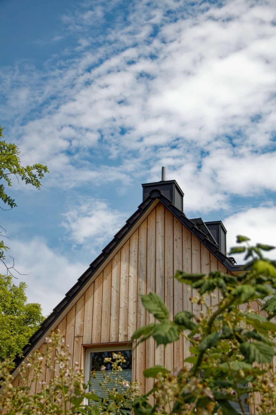 Haus mit Holzfassade und Satteldach